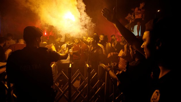 Fanouci Galatasaraye Istanbul oslavuj pchod  kolumbijskho fotbalisty Radamela Falcaa.
