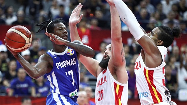 Filipnsk basketbalista Jaymar Perez (vlevo) pihrv v zpase s Angolou.