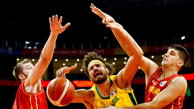 Brazilsk pivot Anderson Varejao (uprosted) se tla mezi Nemanju Radovie (vlevo) a Marka Todorovie z ern Hory.