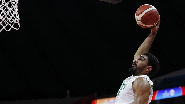 Nigerijsk basketbalista Nnamdi Vincent smeuje proti Pobe slonoviny.