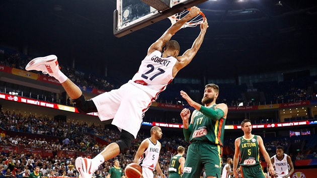 Francouzsk pivot Rudy Gobert zasmeoval v duelu s Litvou. Srce se brn Jonas Valaniunas.