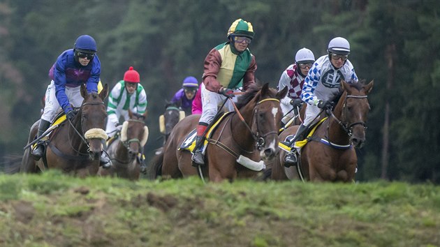 Momentka z kvalifikace na Velkou pardubickou