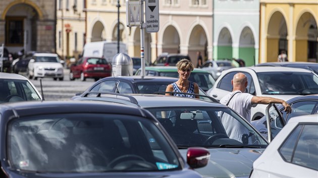 V Jin lid parkuj hlavn na historickm Valdtejnov nmst, sehnat msto je vak obtn.