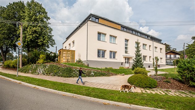 Děti se po roce v provizoriu mohou vrátit do opravené školy v Dobřanech (30. 8. 2019).