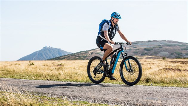 Na elektrokole se daj v Krkonoch pohodln urazit i destky kilometr, npor cyklist m ale i stinn strnky (1. 9. 2019).