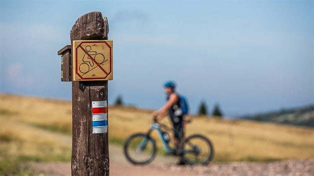 Cyklist na elektrokolech se v Krkonoch dostanou a na hebeny, vude vak nesmj (1. 9. 2019).