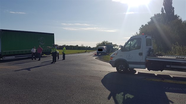 Pi nehod dvou osobnch aut a nkladnho vozidla zemel u Plzn jeden lovk. (5. 9. 2019)