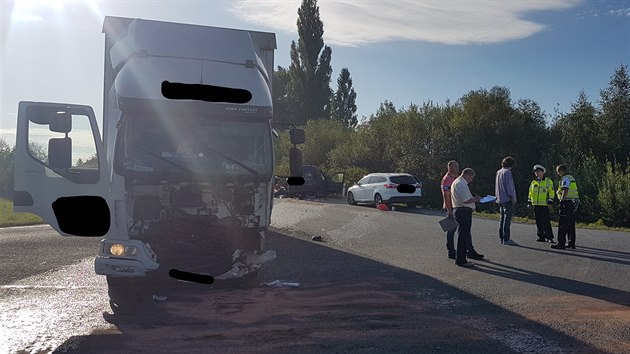 Při nehodě dvou osobních aut a nákladního vozidla zemřel u Plzně jeden člověk. (5. 9. 2019)