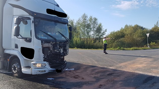 Pi nehod dvou osobnch aut a nkladnho vozidla zemel u Plzn jeden lovk. (5. 9. 2019)