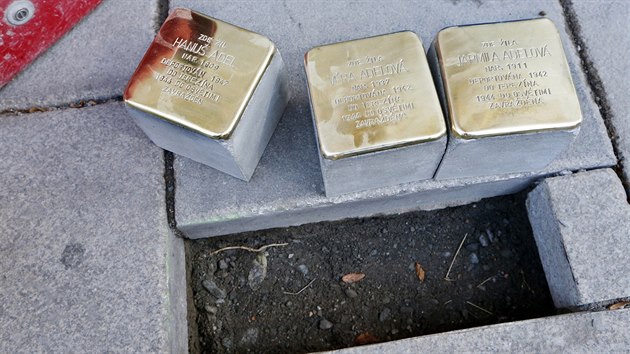 Dlažební kostky připomínají židovské oběti koncentračních táborů. V Plzni je takzvaných kamenů zmizelých rozmístěno třiatřicet. (3. 9. 2019)