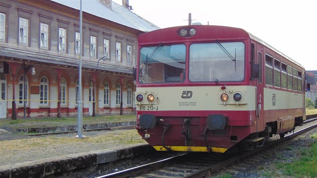 Motorový vůz 810.213-9 čeká ve stanici Moldava v Krušných horách na zpáteční cestu do Mostu.