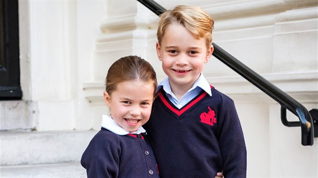 Princezna Charlotte a princ George na schodech Kensingtonskho palce ped odchodem do koly, kam la princezna poprv (Londn, 5. z 2019).