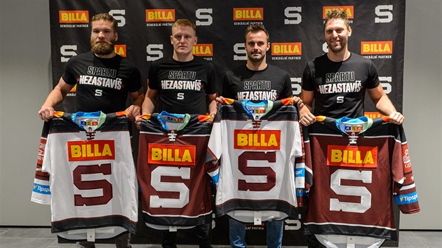 Sparťanští hokejisté (zleva) Adam Polášek, Miroslav Forman, Michal Řepík a Vladimír Růžička pózují s novými dresy pro sezonu 2019/20.