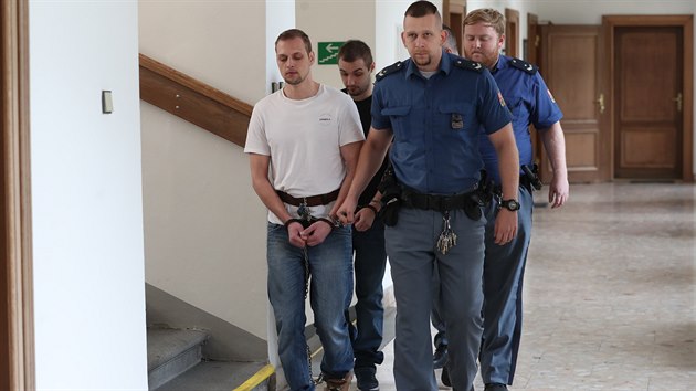 Eskorta přivádí k soudu dvojici mužů obžalovaných z vraždy čerpadlářky v Nelahozevsi (6. 9. 2019)