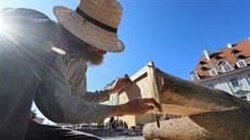 Na tesaském workshopu na námstí v Chebu vzniká replika krovu presbytáe...