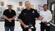 Náelník policie Odessy v Texasu Michael Gerke informuje média a veejnost o...