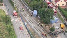 Pohled z vrtulníku záchraná na nehodu vlaku s kamionem v Uhínvsi (6. záí...