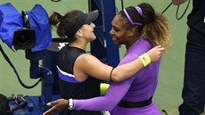 Serena Williamsová (vpravo) gratuluje finálové pemoitelce Biance Andreescuové...