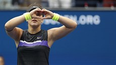 Bianca Andreescuová zdraví fanouky po vítzství na US Open.