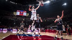 eský basketbalista Vojtch Hruban zakonuje proti ecku.