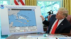 Americký prezident Donald Trump ukazuje pi brífinku v Bílém dom tabulku, na...