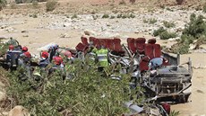 Na jihovýchod Maroka se pevrátil autobus, kdy se pokusil pejet most pes...
