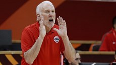 Trenér amerických basketbalist Gregg Popovich udílí pokyny svým svencm...