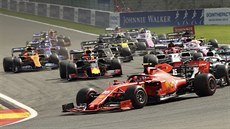 Charles Leclerc z týmu Ferrari (v popedí) vyjídí z pole position do Velké...