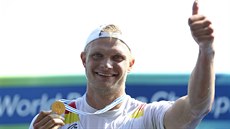 Nmecký skifa Oliver Zeidler pózuje se zlatou medailí z mistrovství svta v...