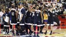 Amerití basketbalisté slaví výhru nad eskem na mistrovství svta v ín.