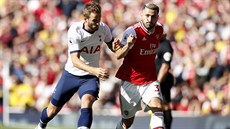 Harry Kane z Tottenhamu (vlevo) napadá Seada Kolainace z Arsenalu.