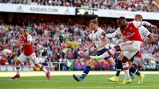Alexandre Lacazette z Arsenalu (vpravo) stílí gól do sít Tottenhamu.