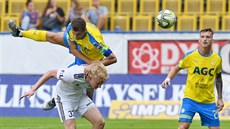 Admir Ljevakovi� z Teplic (vlevo) nasko�il na záda Michala Petrán� z Karviné,...