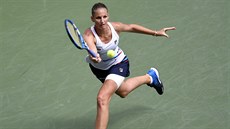 Karolína Plíšková dobíhá k míči v osmifinále US Open.