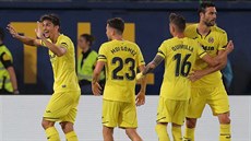 Fotbalisté Villarealu se radují z branky v duelu s Realem Madrid.