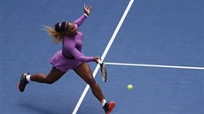 Amerianka Serena Williamsová odehrává balon bhem osmifinále US Open.