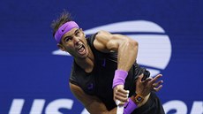 panl Rafael Nadal podává bhem osmifinále US Open.
