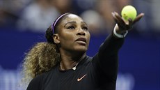 Amerianka Serena Williamsová podává bhem semifinále US Open.