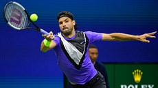 Grigor Dimitrov z Bulharska se natahuje po míi v semifinále US Open.