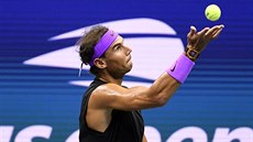 Rafael Nadal ze panlska podává v semifinále US Open.