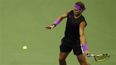 panl Rafael Nadal hraje forhend v semifinále US Open.