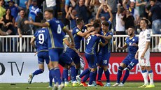 Hráči Kosova se radují ze vstřelené branky v zápase proti Česku.