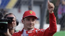 Charles Leclerc z Ferrari se raduje z vítězství v kvalifikaci na Velkou cenu...