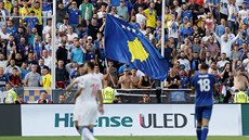 Příznivci Kosova během kvalifikačního zápasu na mistrovství Evropy proti Česku.