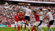 Angli�an Harry Kane hlavi�kuje na bránu Bulharska b�hem kvalifikace na...
