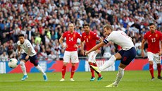Útoník Anglie Harry Kane dává gól z penalty bhem kvalifikaního zápasu na...