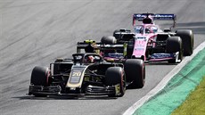 Sergio Perez (vzadu) z týmu Racing Point jede v závsu za Kevinem Magnussenem z...