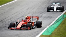 Charles Leclerc z Ferrari (v popředí) startoval do Velké ceny Itálie formule 1...