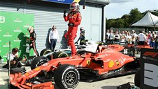 Charles Leclerc z Ferrari oslavuje v cíli své vítzství na Velké cen Itálie...