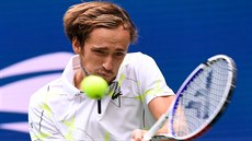 Rus Daniil Medvedv hraje bekhend ve finále US Open.